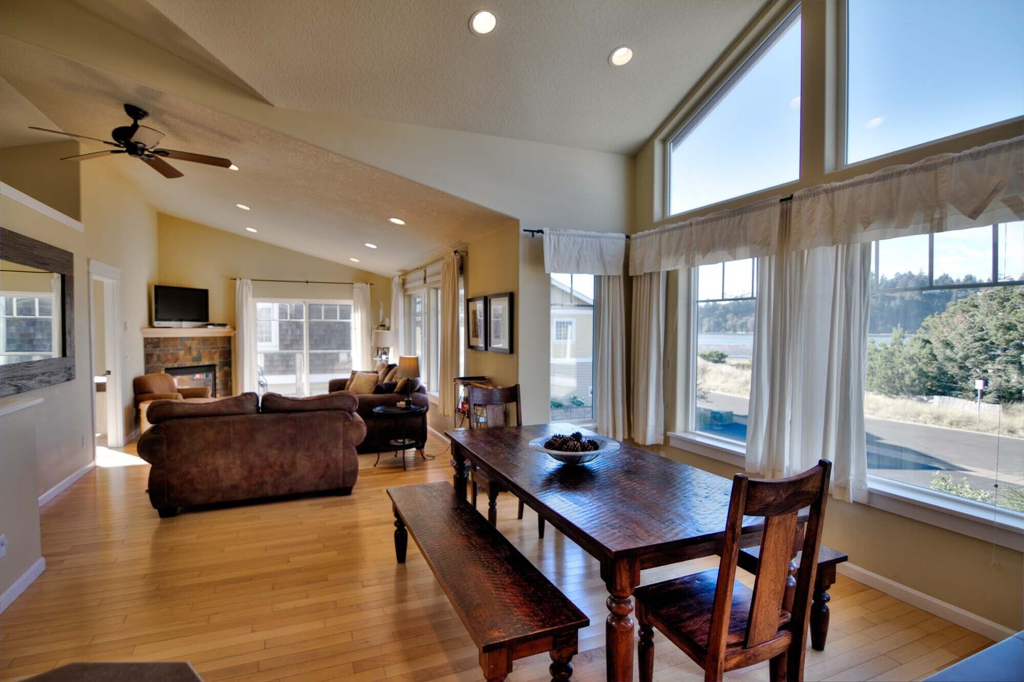 Contemporary with Bridge & Bay views, Hot Tub! Near Fishing & Crabbing!