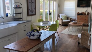 Eine Küche mit Essbereich, Holzboden und Fernseher.