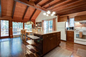 Fridge, microwave, oven, stovetop - Basecamp for endless adventure, perfect Black Butte location - Hot Tub! (Sisters)
