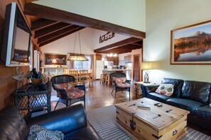 Smart TV, fireplace, DVD player - Basecamp for endless adventure, perfect Black Butte location - Hot Tub! (Sisters)