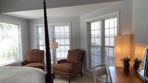 Makuuhuoneessa on nelipylväinen sänky, kaksi verhoiltua nojatuolia, puinen työpöytä ja suuri ikkuna, jossa on sälekaihtimet.