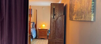 Gorgeous Studio home, Fenced yard, Open Yr Rnd, Dog Friendly.