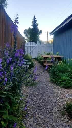 Gorgeous Studio home, Fenced yard, Open Yr Rnd, Dog Friendly.