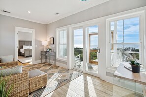 Fernseher, DVD-Player, Bücher, Stereoanlage