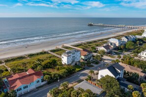 On the beach - Luxury Oceanfront, Spacious 3rd Floor Deck, Walk to Town (Folly Beach)
