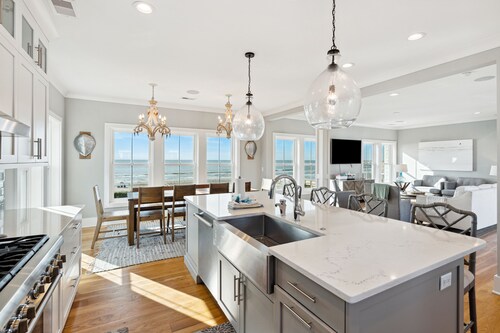 Luxury Oceanfront, Spacious 3rd Floor Deck, Walk to Town