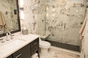 Appartement, 2 slaapkamers | Badkamer | Een bad, een haardroger, handdoeken, shampoo
