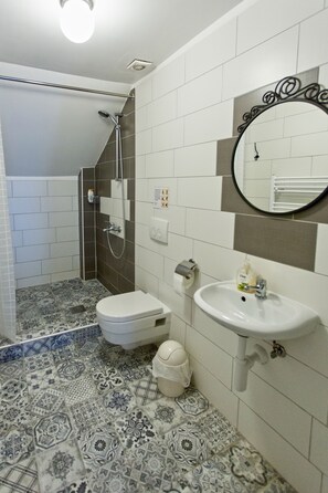Doppia Economy, bagno condiviso | Bagno | Doccia, asciugacapelli, asciugamani