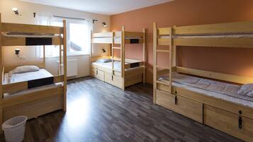 6 Bed Dormitory, Shared Bathroom - 1 Bed | Free WiFi, bed sheets