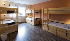 6 Bed Dormitory, Shared Bathroom - 1 Bed | Wifi gratis y ropa de cama