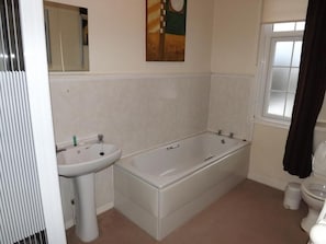 Quarto duplo standard, 2 camas de solteiro | Banheiro | Chuveiro, toalhas de banho