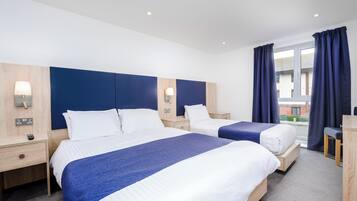 Premium Triple Room | Iron/ironing board, bed sheets