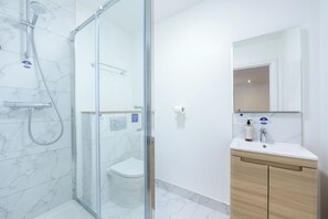 Bathroom - Russell Hotel (Weymouth)