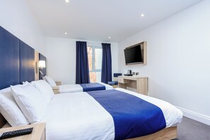 Habitació triple prèmium | Planxa i posts de planxar i roba de llit 