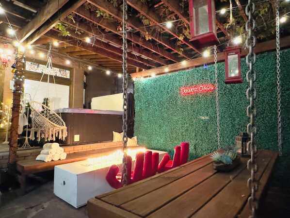 Dining - Unique , contemporary with HOT TUB!!! (Denver)