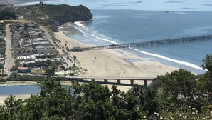 Una località costiera con spiaggia, molo e ponte che collega le zone.