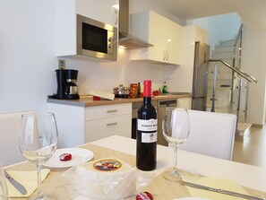 Alloggio su due livelli, 3 camere da letto | Cucina privata | Frigorifero, microonde, piano cottura, macchina per tè/caffè