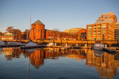 Exterior. Houseboat in Boston Harbor Wifi A/C /Heat Be rocked to sleep