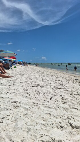  Beach time! Walk/Bike to Beach,Restaurants,Shops,fenced large backyard-sleeps 4