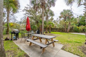 Outdoor dining - Pet-Friendly, Close to beach access & town, Large - 2100 sq ft! Afternoon Delight! (Folly Beach)