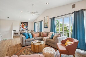 TV, DVD player - Pet-Friendly, Close to beach access & town, Large - 2100 sq ft! Afternoon Delight! (Folly Beach)
