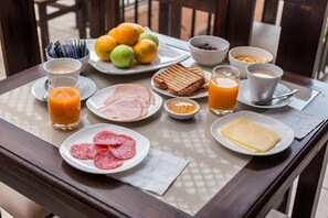 Free continental breakfast  - Hostal Valle Mistral - Hostel (La Serena)