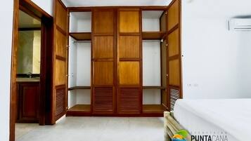 2 bedrooms, in-room safe, free WiFi, bed sheets