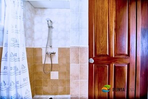 Chuveiro, secador de cabelo, bidê, toalhas de banho