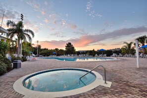 Piscina a l'aire lliure i piscina climatitzada 