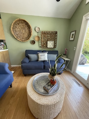 Een smart-tv, een open haard en een printer