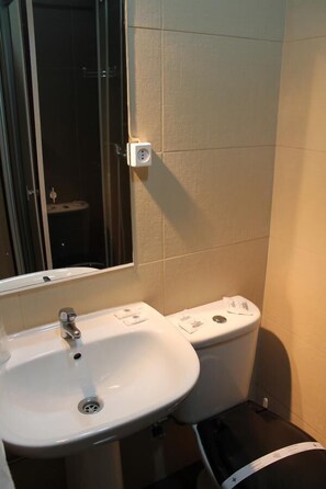 Double or Twin Room | Bathroom | Shower, free toiletries, hair dryer, towels - Hotel Chique (Porto)
