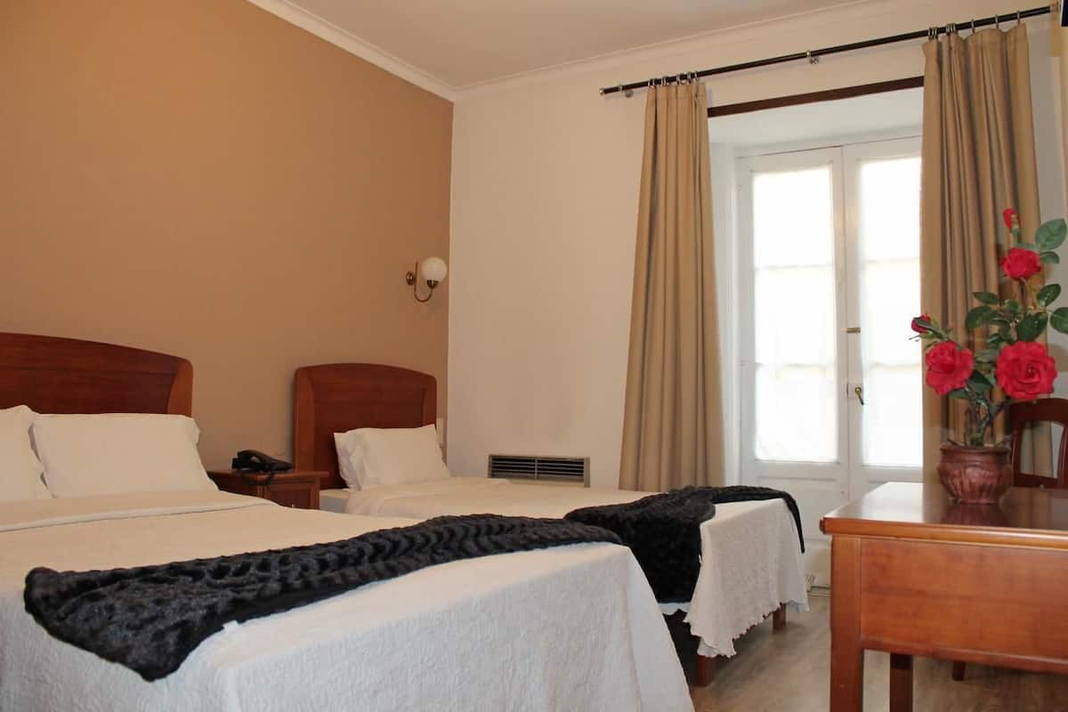 Driepersoonskamer | Gratis babybedden, extra bedden, gratis wifi, beddengoed
