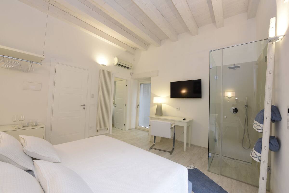 Premium bedding, in-room safe, desk, free WiFi