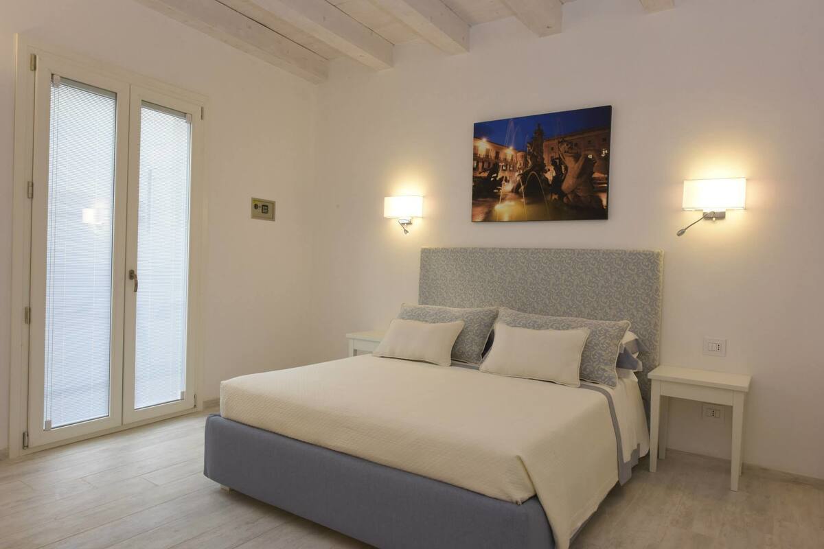 Premium bedding, in-room safe, desk, free WiFi