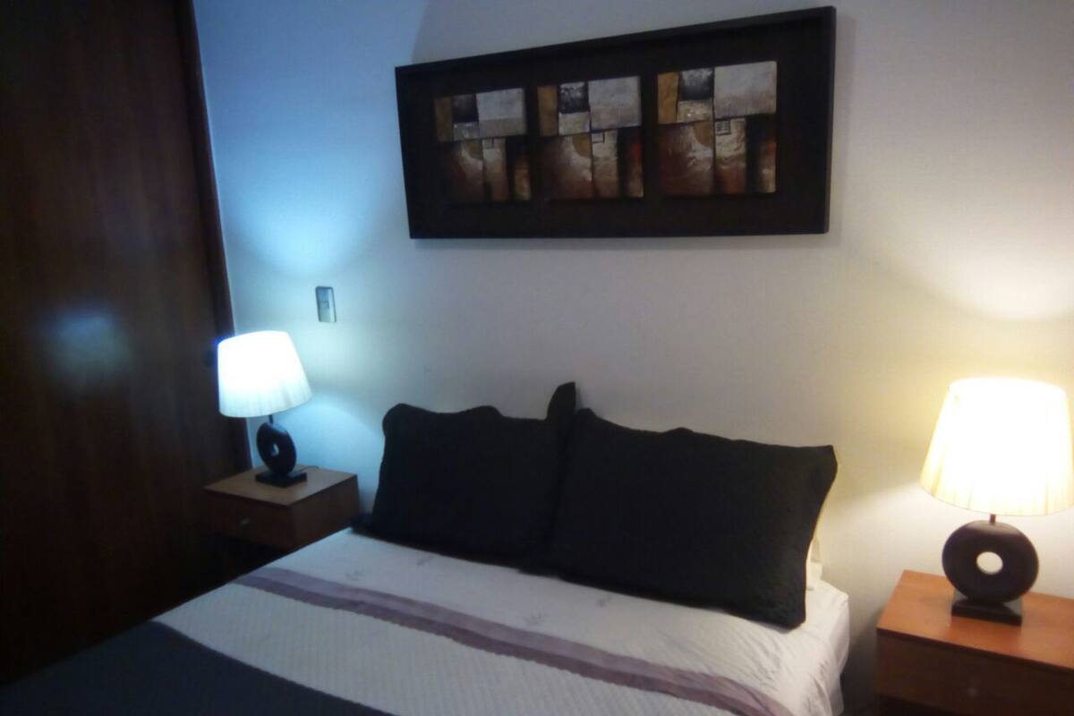 Apartamento estándar, 2 habitaciones | Caja fuerte, escritorio, tabla de planchar con plancha y wifi gratis