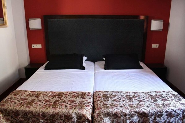 Habitación con 1 cama doble o 2 individuales | Cortinas opacas y sistema de insonorización