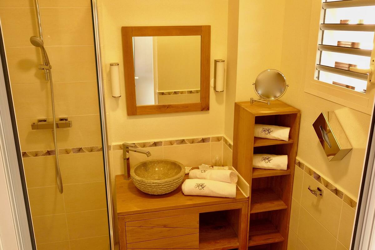 shower, rainfall showerhead, free toiletries, hair dryer