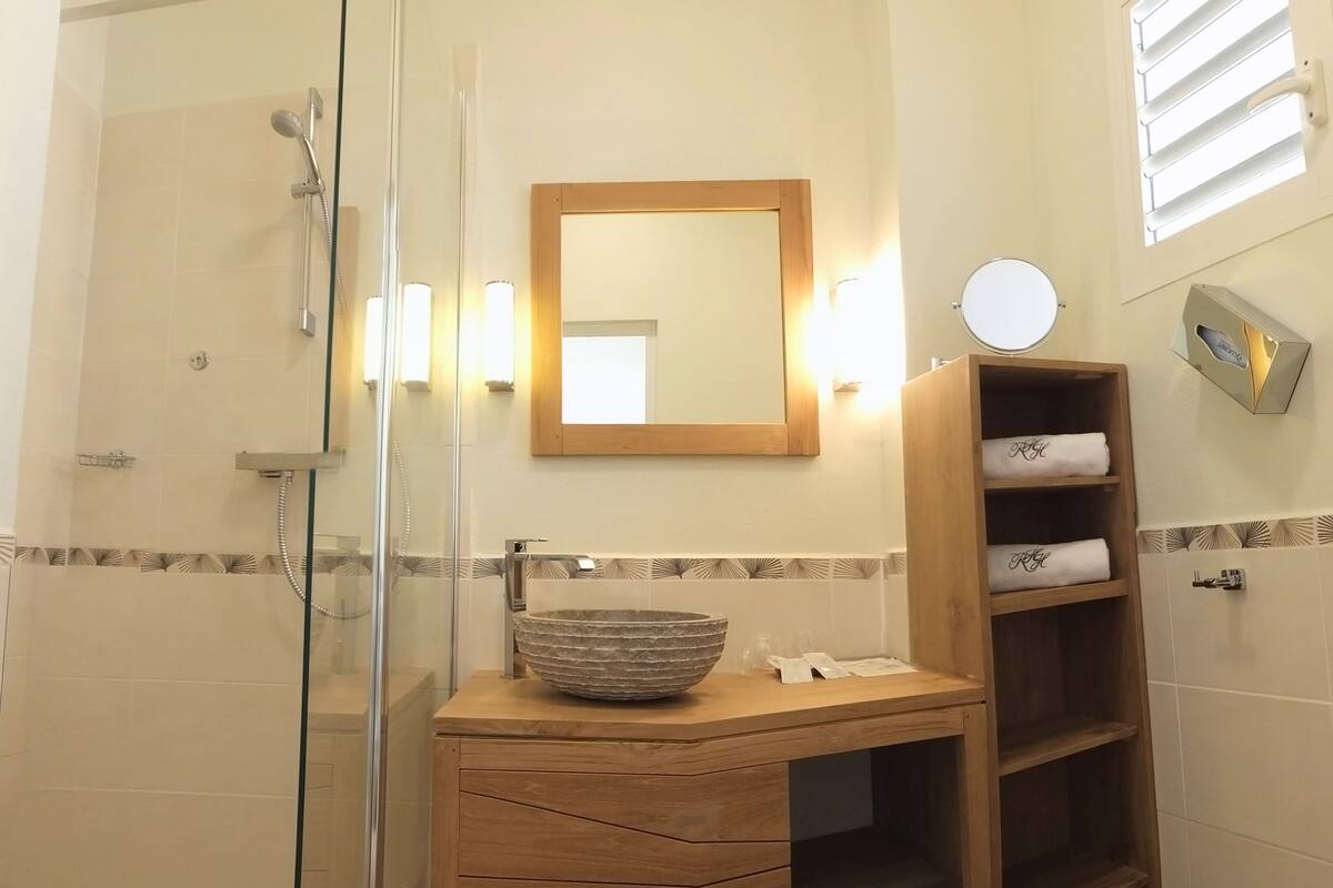 shower, rainfall showerhead, free toiletries, hair dryer