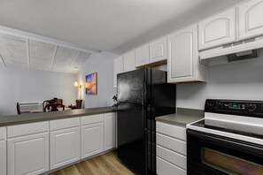 Ropa de cama de alta calidad y caja de seguridad en la habitación 