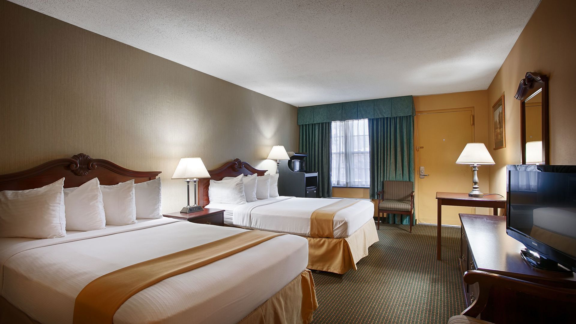 Premium bedding, in-room safe, individually decorated