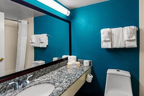 Standard 2 Doubles Non Smoking 1st Floor | Peralatan tempat tidur premium, peti besi dalam bilik 