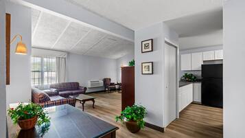 Ylelliset vuodevaatteet, tallelokero huoneessa