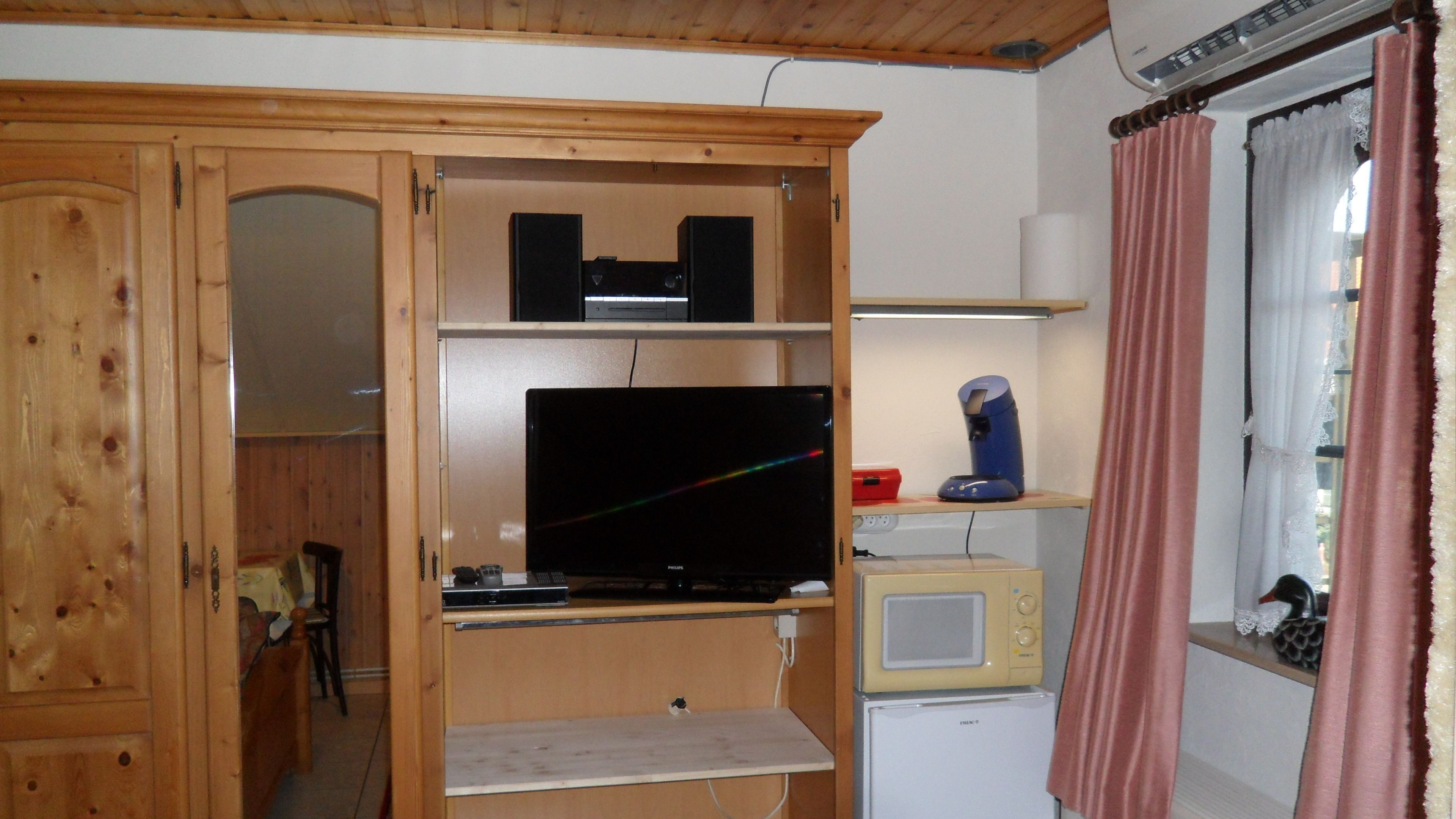 Standard Double Room, 1 Double Bed | Private kitchenette | Fridge, coffee/tea maker