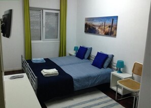 Doppelzimmer, 2 Einzelbetten (5) | 5 Schlafzimmer, Schreibtisch, Bügeleisen/Bügelbrett, kostenloses WLAN