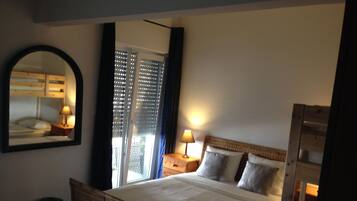 Quadruple Room, Balcony, City View (2) | 5 bedrooms, desk, iron/ironing board, free WiFi