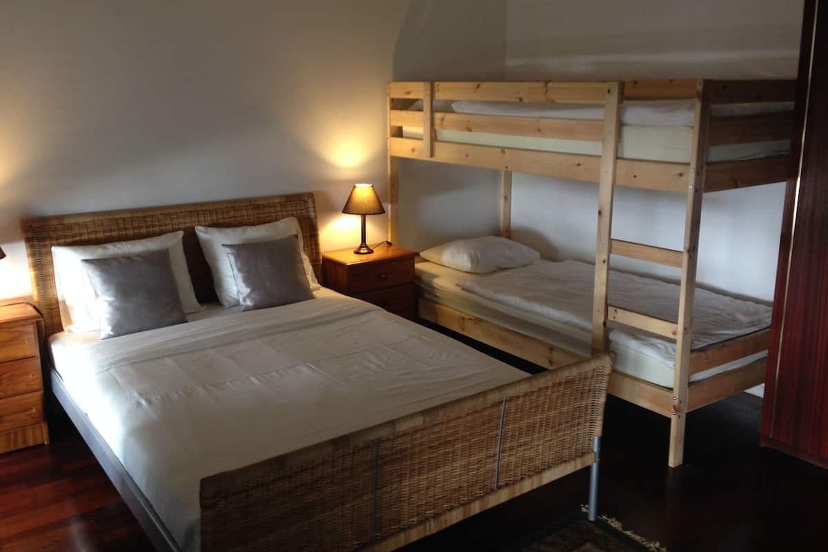 Vierpersoonskamer, balkon, uitzicht op stad (2) | 5 slaapkamers, een bureau, een strijkplank/strijkijzer, gratis wifi