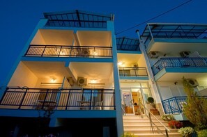 Fachada de la propiedad por la tarde o noche