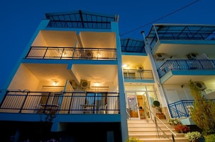 Fachada de la propiedad por la tarde o noche