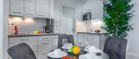 Monolocale Premium, letti multipli, cucina, al piano executive (Graben 31) | Cucina privata | Frigorifero, piano cottura, macchina per caffè espresso
