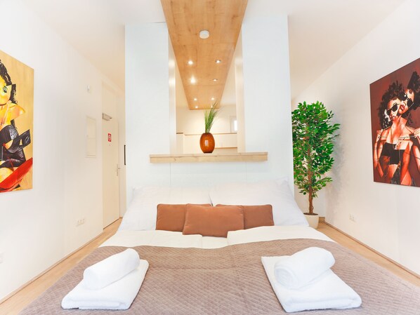 Estúdio superior, 1 cama Queen, cozinha, vista para o pátio (Wiedner Hauptstr. 5) | Roupas de cama de algodão egípcio, roupas de cama premium